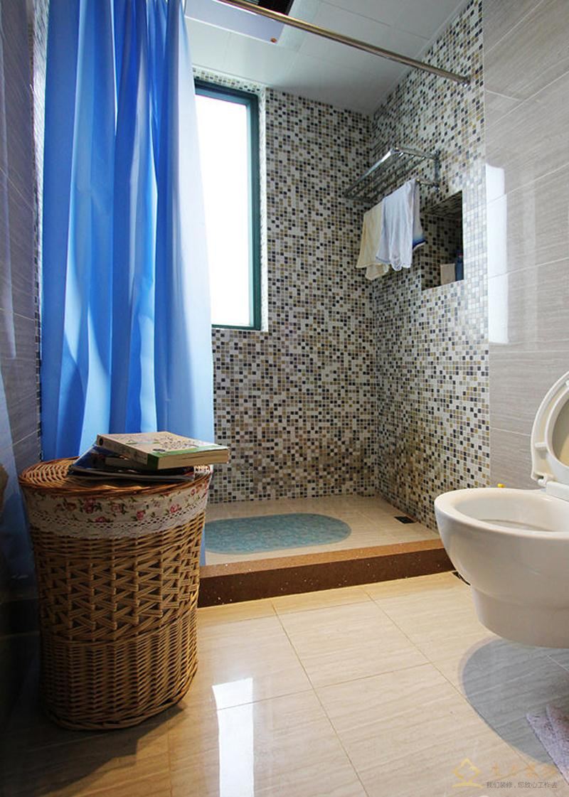 洗手间的装修，淋浴墙面洗用马赛克瓷砖进行铺贴。
