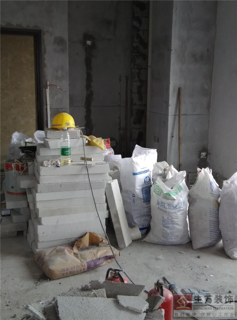 广州办公室装修现场要配备两个8公斤的灭火器。