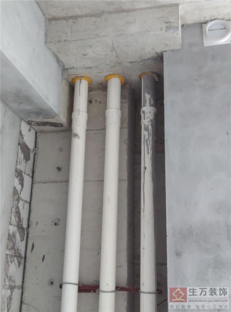 拆除原有包下管的砖块，重新改造处理方案，排水管下方全部重新做防水处理。